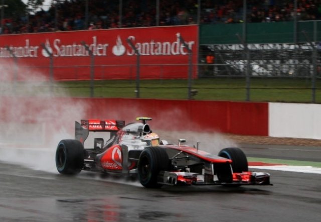 Люис Хамилтън най-бърз на „Силвърстоун”