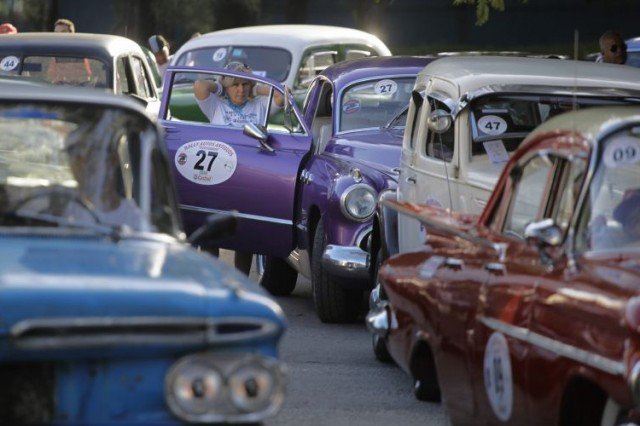 Кубинците вече могат да си купуват коли свободно