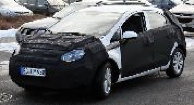 Шпионски снимки от новата Kia Rio