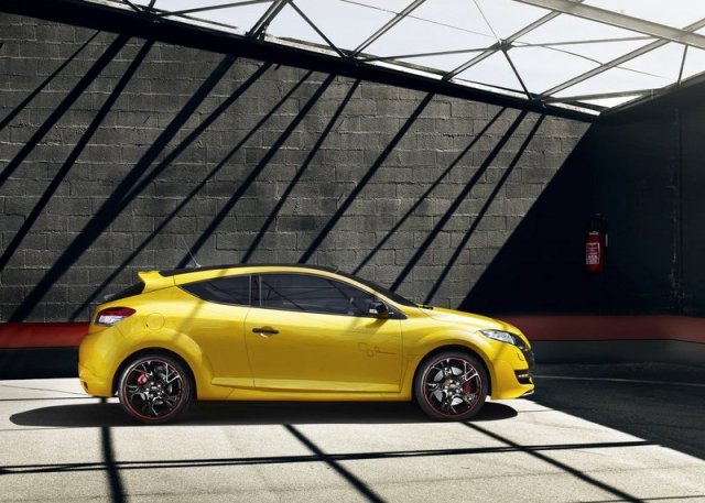 305 к.с. срещу 1000 лв. за новия Megane RS