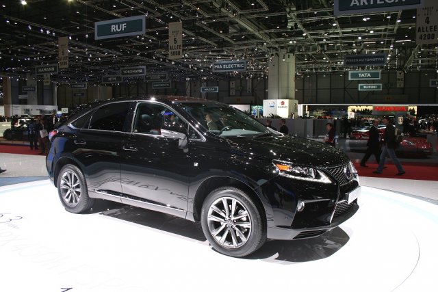 Малък кроосувър от Lexus