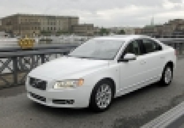 Кралска сватба с бяла флотилия от Volvo