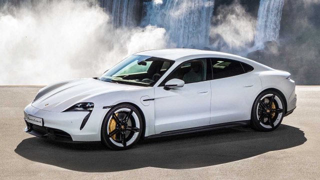 И Porsche Taycan започна да се пали, докато е паркирано