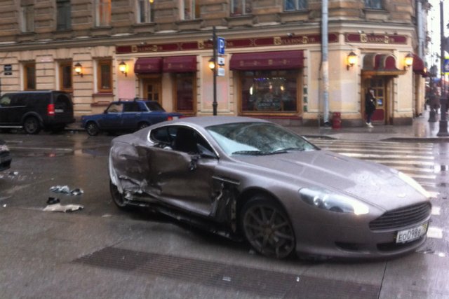 15-годишен футболист потроши Aston Martin