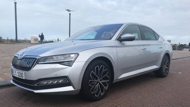 Първата крачка е направена: Тестваме Skoda Superb iV