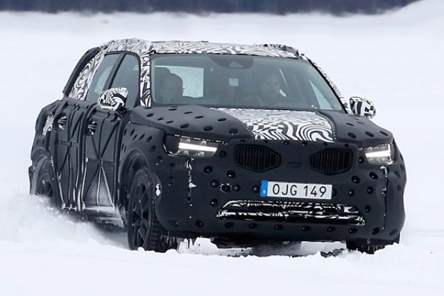 Нови шпионски снимки на Volvo XC40