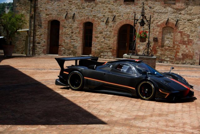 Pagani Zonda слиза от сцената