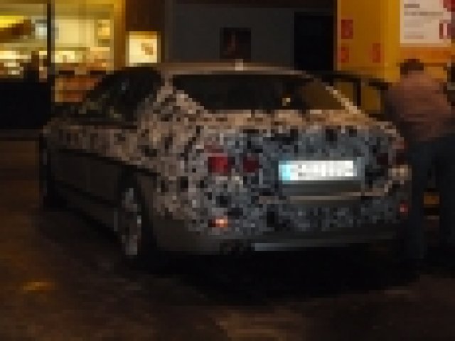 Новата BMW 5 по лек камуфлаж