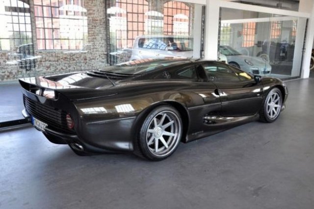 Подготвен от българи Jaguar XJ220 се продава за 400 001 евро