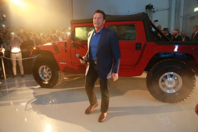 Арнолд Шварценегер получи първия електрически Hummer