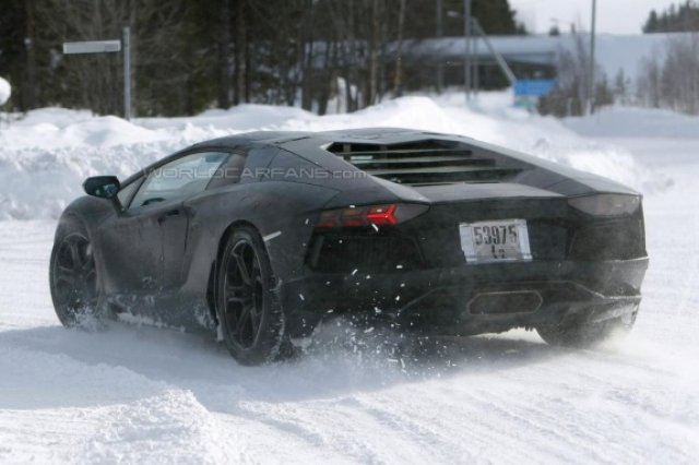 Покривът на открития Lamborghini Aventador LP700-4 ще се сваля на ръка