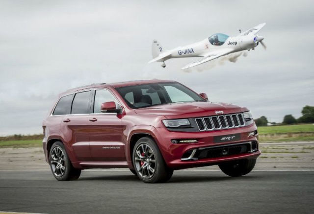 Jeep Grand Cherokee SRT надви самолет
