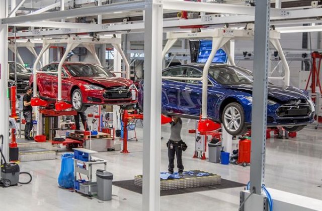 Работници дадоха Tesla под съд заради расизъм