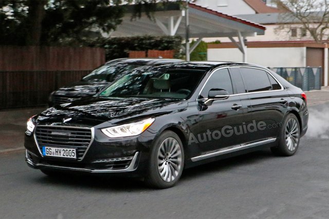 Genesis G90 предизвиква и Maybach