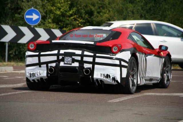Ferrari тества „напомпано” 458 Italia