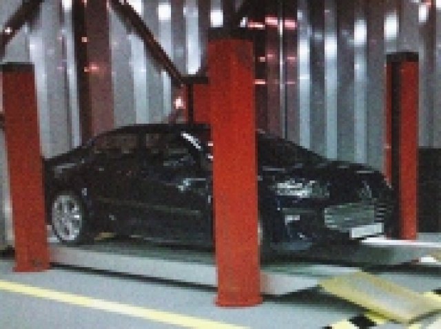 Първи шпионски снимки и образи на Peugeot 408