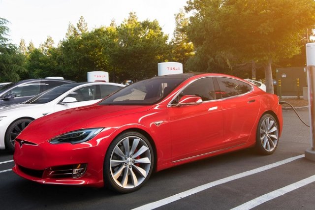 Tesla продава повече коли, отколкото може да обслужва