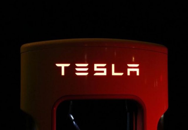 Легенда в автомобилната индустрия „погреба” Tesla