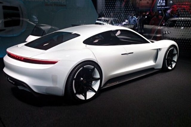 Porsche: Спортният режим на Tesla не струва!