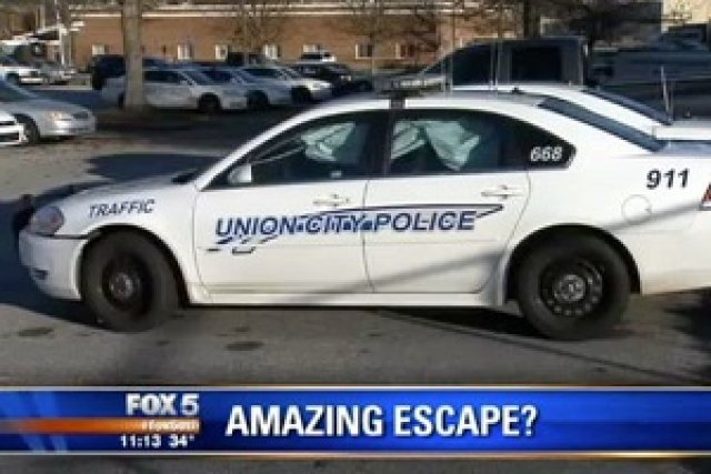 Американка открадна полицейска кола с белезници на ръцете