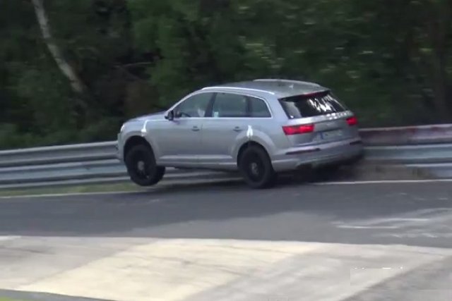 Audi SQ7 се разби по време на тест