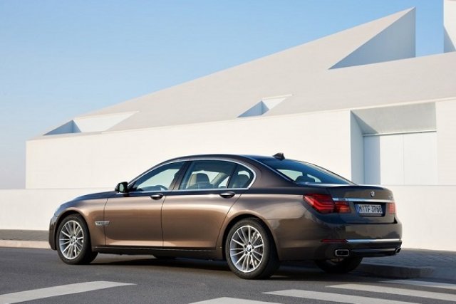 BMW отговаря на голямата S-Class