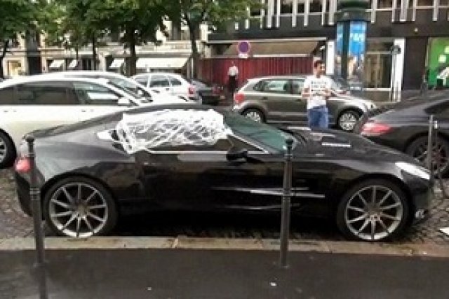 Самуел Ето'о кара Aston, но ходи мокър