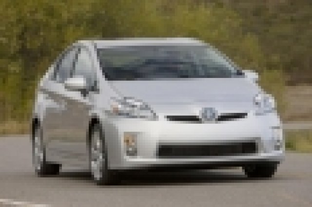 Хората купуват Prius, в Toyota не смогват