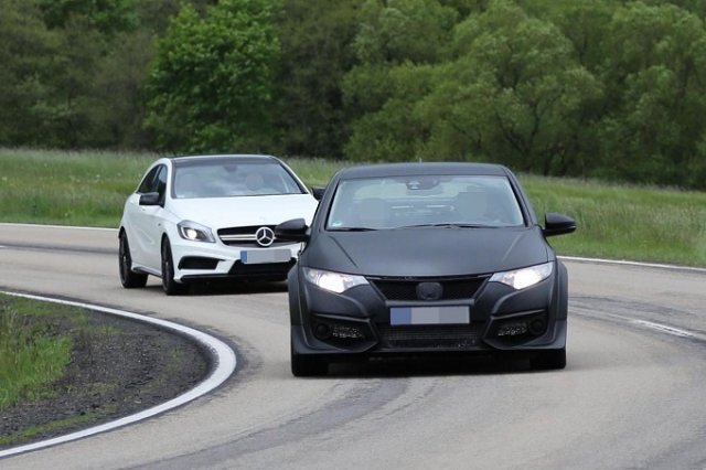 Honda тества Civic Type-R в компанията на конкурентите