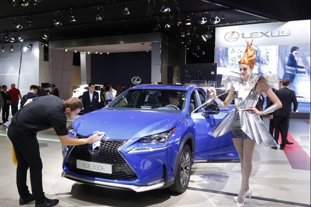 Мрачно настроение цари на парижкия автосалон