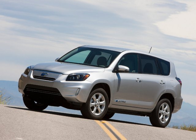 Toyota спира електрическия RAV4