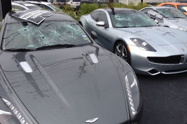 Гол мъж стреля по лъскави коли в САЩ