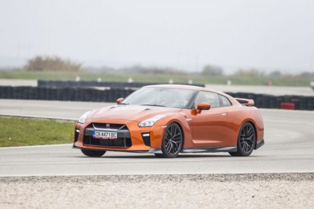 Годзила с добри обноски: тест на Nissan GT-R (ВИДЕО)