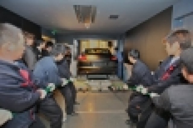 Porsche Panamera се качи до 94-я етаж