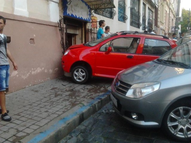 Внимание - жена зад волана!