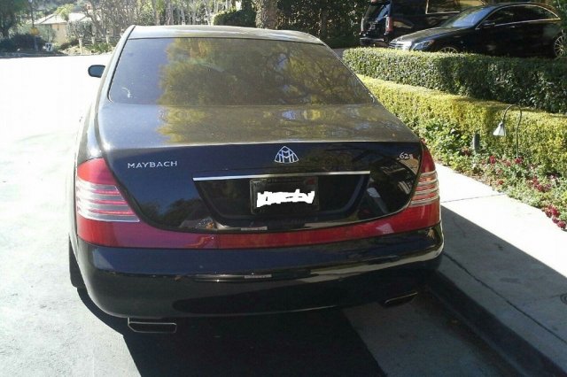 Чарли Шийн продава бронирана лимузина