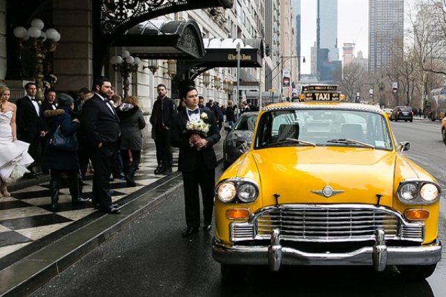 Легендата Checker се завръща с лимузина и пикап