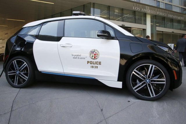 Полицията в САЩ избра BMW i3 пред Tesla