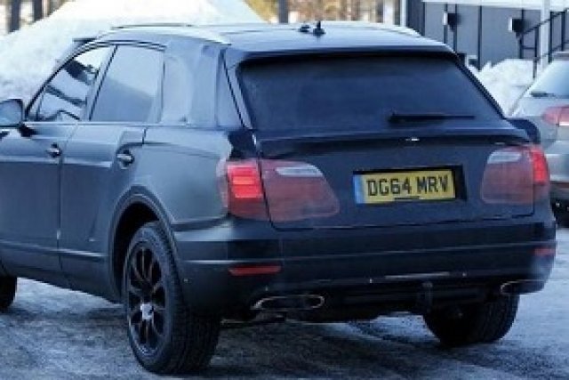 Кросовърът на Bentley смъква камуфлажа