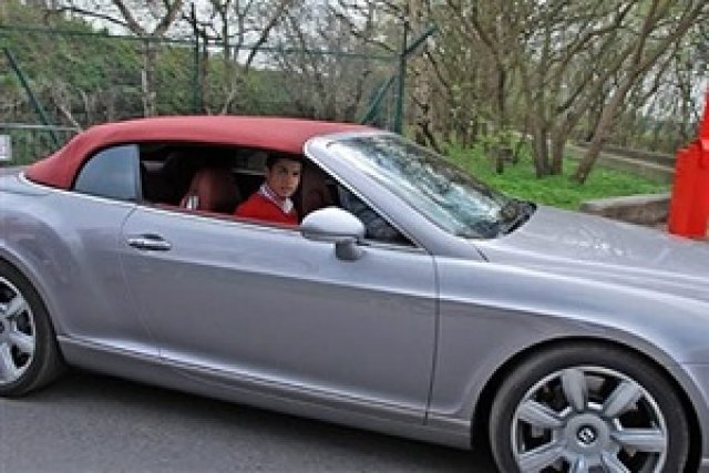 Роналдо срещу Меси, но не на терена, а зад волана