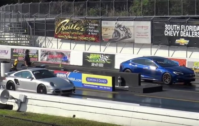 Tesla Model S срещу Porsche 911 Turbo S на писта