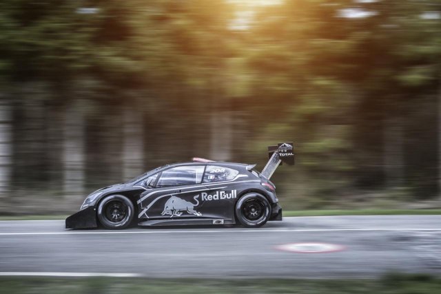 Льоб подкара чудовището Peugeot 208 T16 Pikes Peak