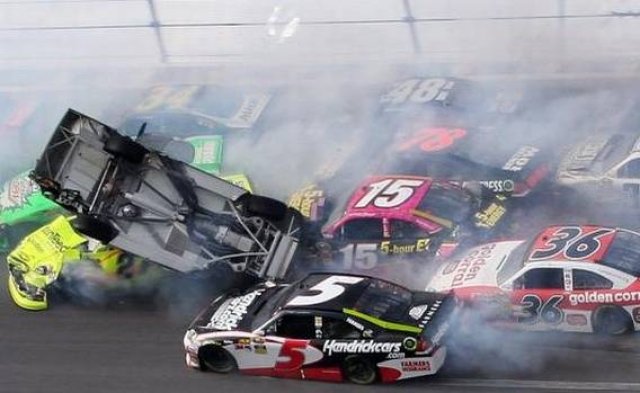 Зрелищна катастрофа с 25 коли на NASCAR