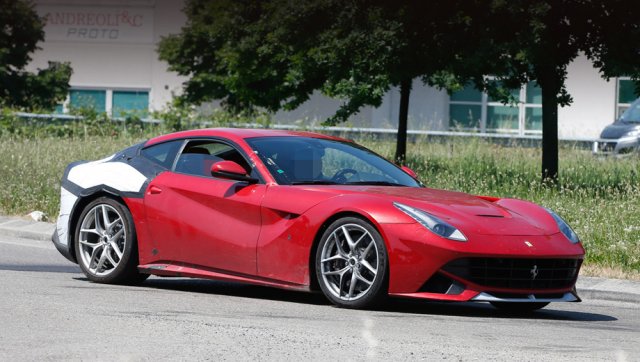 Ferrari тества обновената F12berlinetta