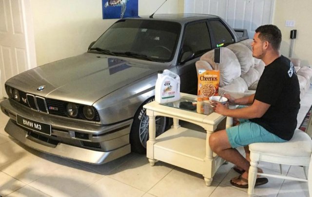 Американец скри у дома колата си 