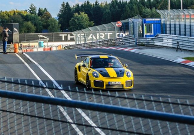 Porsche 911 посяга към абсолютния рекорд на „Нюрбургринг” (ВИДЕО)
