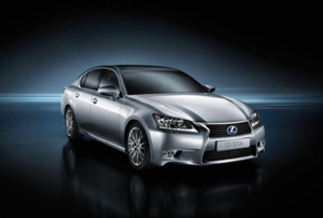 Lexus GS 300h ще харчи под 5 на сто