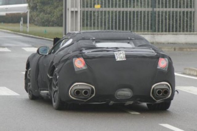 Маскираният Ferrari F152 бе щракнат на тестове