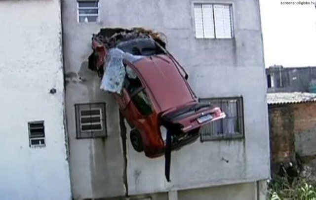 Кола се заби във втория етаж на жилищен блок