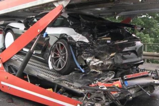 Камион потроши седем Porsche Cayman GT4